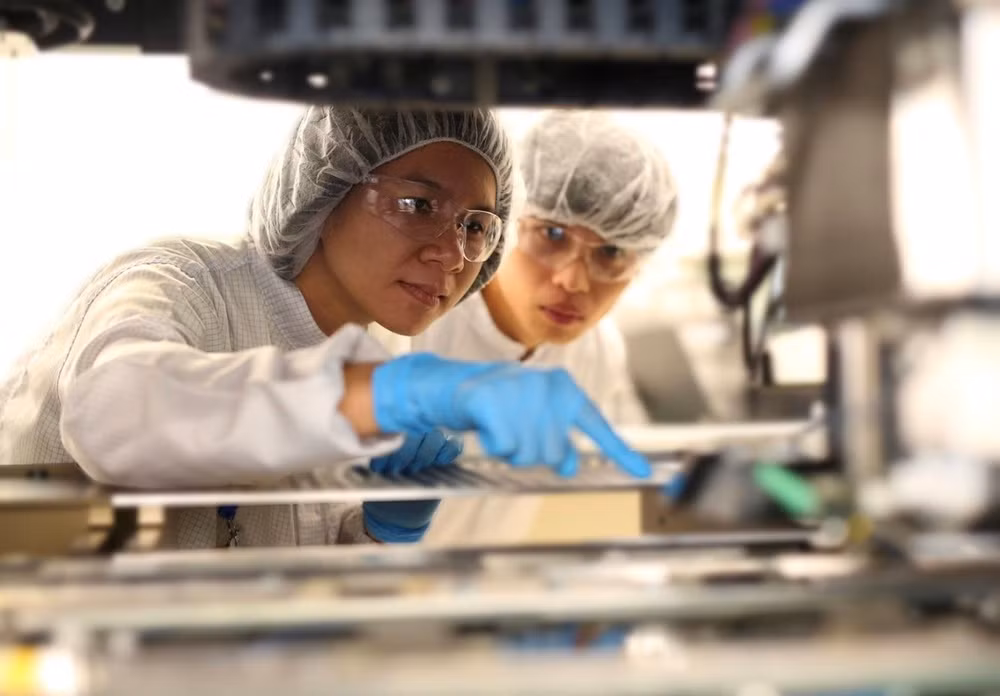 Lao động làm việc tại nhà máy lắp ráp và thử nghiệm vi mạch điện tử của Công ty TNHH Intel Products Việt Nam.