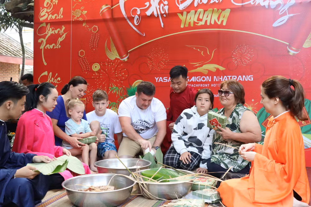 Khách du lịch quốc tế trải nghiệm hoạt động gói bánh chưng ở khách sạn Yasaka Saigon - Nha Trang.