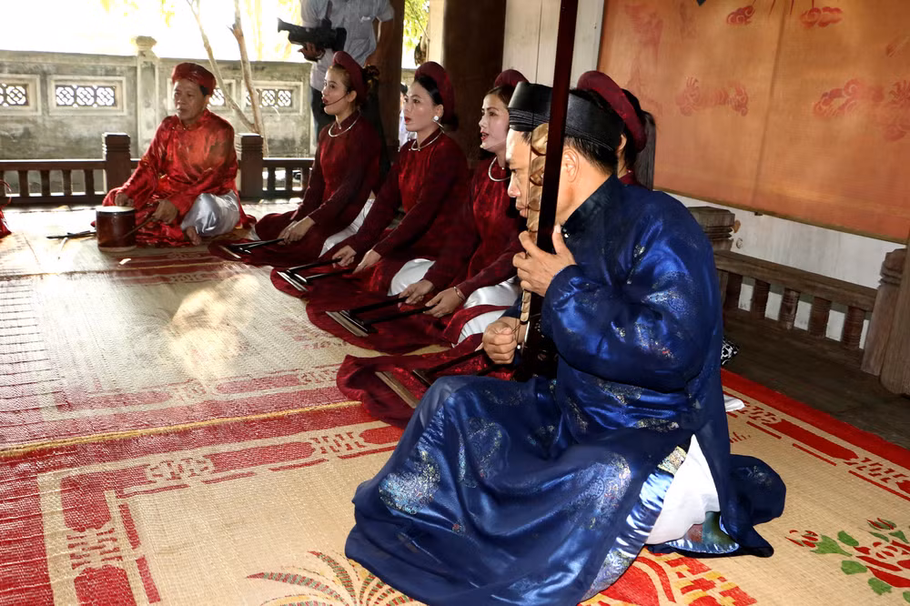 Làng quê là không gian bảo tồn văn hóa truyền thống. Trong ảnh: Một cách hát ca trù ở làng Tiên Điền (Nghi Xuân, Hà Tĩnh). 