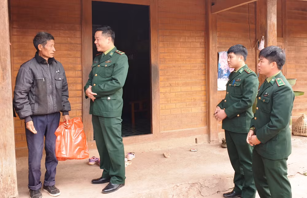 Cán bộ, chiến sĩ đồn A Pa Chải thăm bà con dân bản trong dịp Tết Hà Nhì.