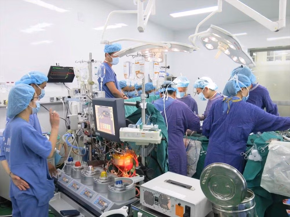 Kíp bác sĩ Bệnh viện Hữu nghị Việt-Đức thực hiện ca mổ cho bệnh nhân.