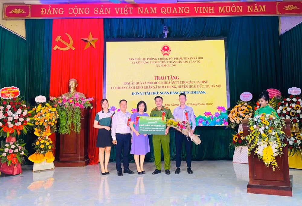 Ngân hàng Vietcombank - Chi nhánh Bắc Hà Nội trao 10 suất quà cho các gia đình nghèo, cận nghèo, gia đình có hoàn cảnh khó khăn và 200 móc chìa khoá an ninh trật tự Ngân hàng Vietcombank - Chi nhánh Bắc Hà Nội trao 10 suất quà cho các gia đình nghèo, cận nghèo, gia đình có hoàn cảnh khó khăn và 200 móc chìa khoá an ninh trật tự