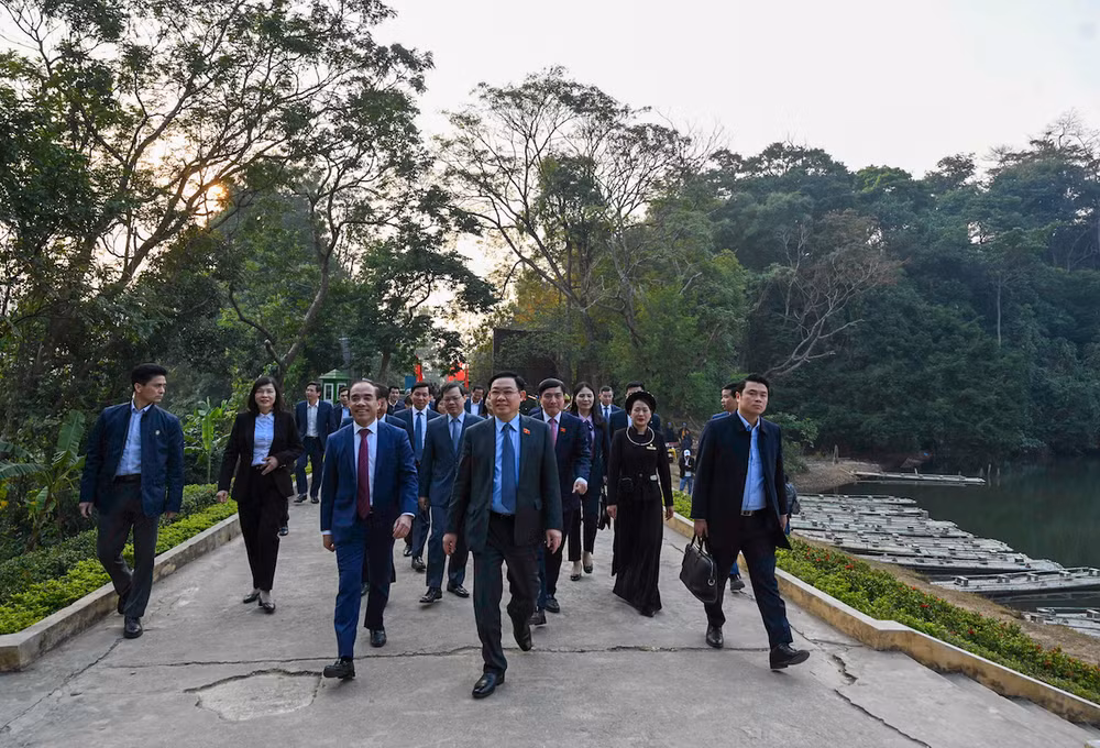 Chủ tịch Quốc hội Vương Đình Huệ và các đại biểu thăm Khu di tích quốc gia đặc biệt Tân Trào, huyện Sơn Dương.