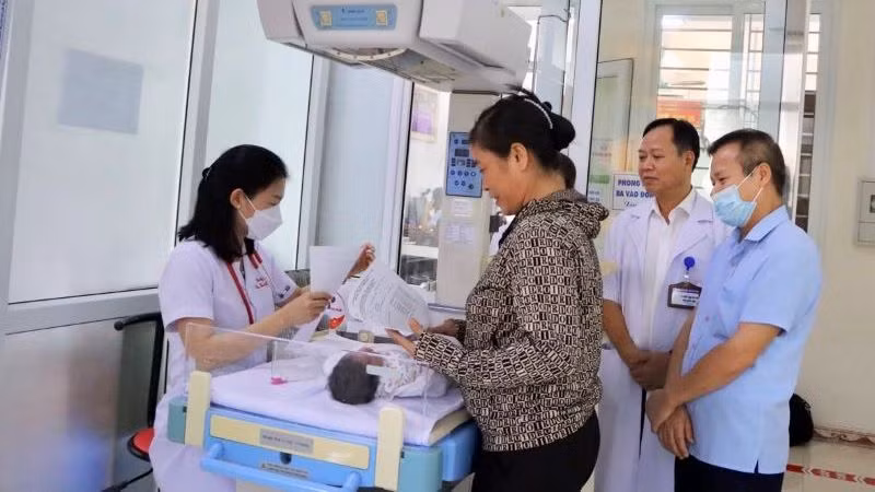 Lãnh đạo CDC Thái Bình giám sát việc triển khai tiêm vaccine BCG phòng bệnh lao cho trẻ sơ sinh. (Ảnh: HOÀNG THÍA)