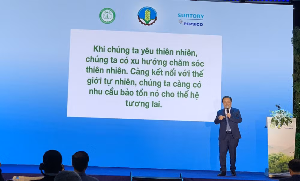 Bộ trưởng Nông nghiệp và Phát triển nông thôn Lê Minh Hoan chia sẻ: Khi chúng ta yêu thiên nhiên, chúng ta có xu hướng chăm sóc thiên nhiên. Bộ trưởng Nông nghiệp và Phát triển nông thôn Lê Minh Hoan chia sẻ: Khi chúng ta yêu thiên nhiên, chúng ta có xu hướng chăm sóc thiên nhiên.