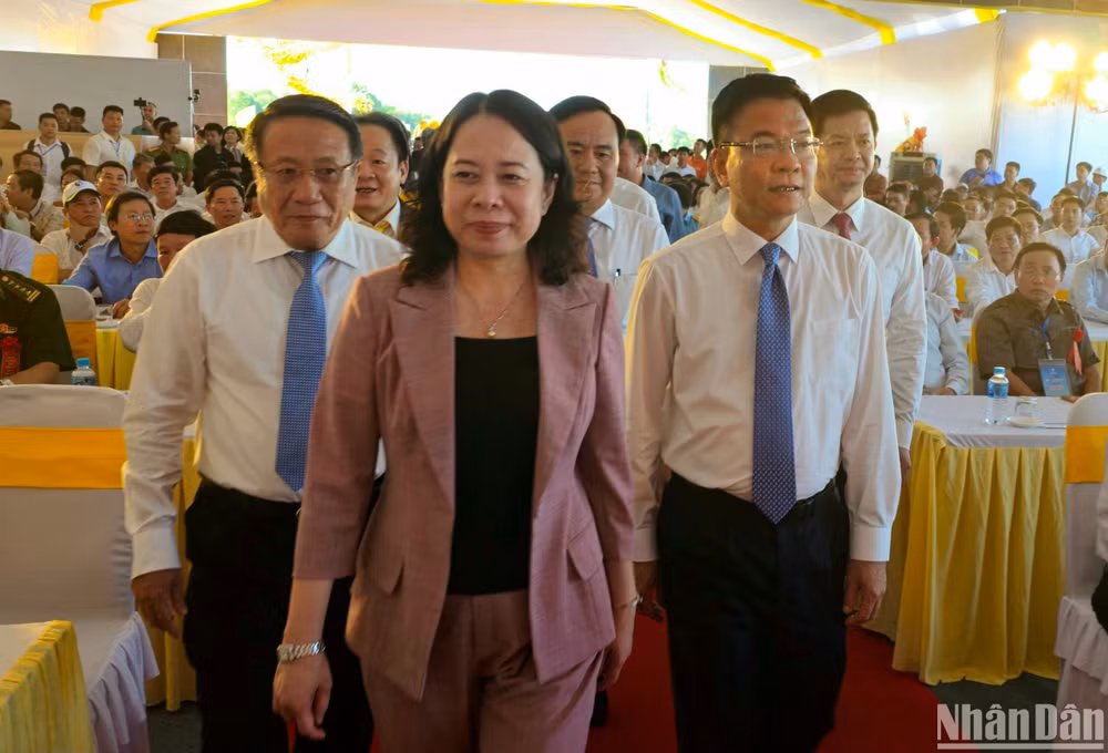 Phó Chủ tịch nước Võ Thị Ánh Xuân, Phó Thủ tướng Lê Thành Long cùng lãnh đạo tỉnh Quảng Trị dự Lễ khởi công Cảng hàng không Quảng Trị. Phó Chủ tịch nước Võ Thị Ánh Xuân, Phó Thủ tướng Lê Thành Long cùng lãnh đạo tỉnh Quảng Trị dự Lễ khởi công Cảng hàng không Quảng Trị.