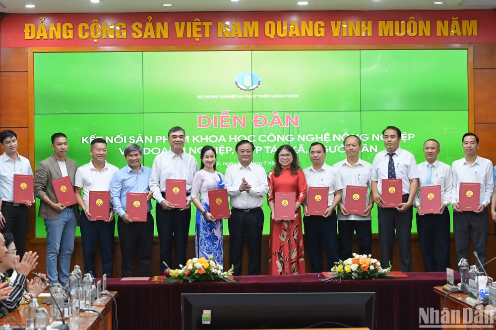Ký kết hợp tác trong việc chuyển giao công nghệ giữa các đơn vị dưới sự chứng kiến của Bộ trưởng Lê Minh Hoan.