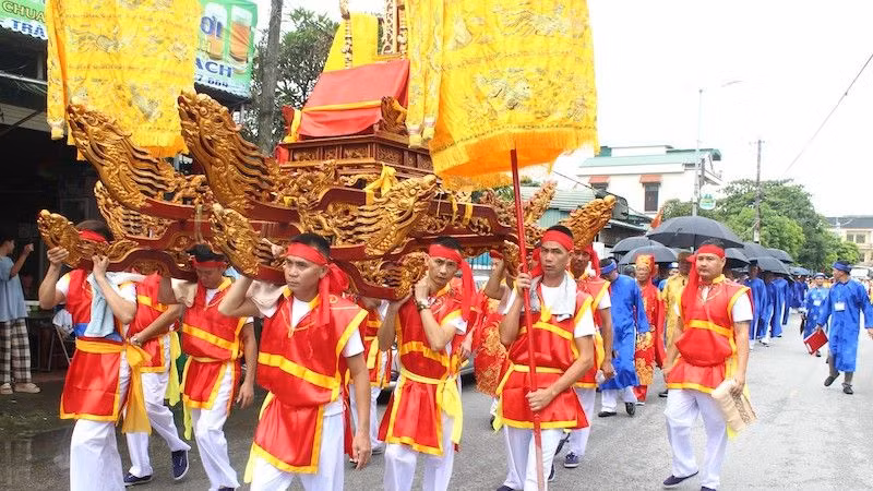 Lễ rước kiệu nghênh thần trong lễ hội đình Trà Cổ.