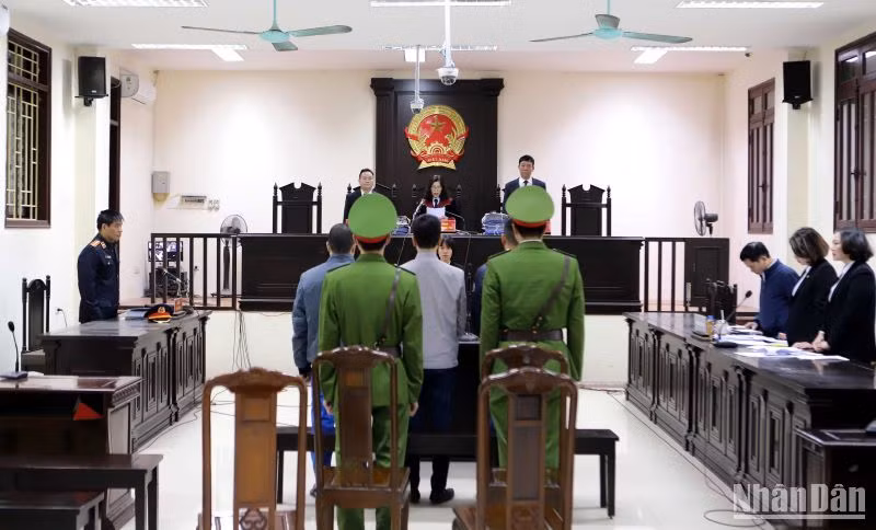 Quang cảnh phiên xét xử. Quang cảnh phiên xét xử.