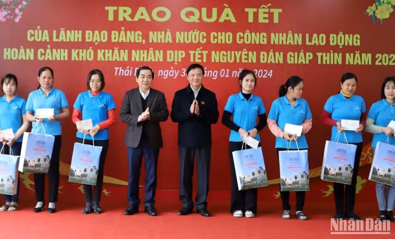 Phó Chủ tịch Quốc hội Nguyễn Khắc Định trao quà Tết cho công nhân Công ty Trách nhiệm hữu hạn Dragon Textiles 2 (huyện Quỳnh Phụ). Phó Chủ tịch Quốc hội Nguyễn Khắc Định trao quà Tết cho công nhân Công ty Trách nhiệm hữu hạn Dragon Textiles 2 (huyện Quỳnh Phụ).
