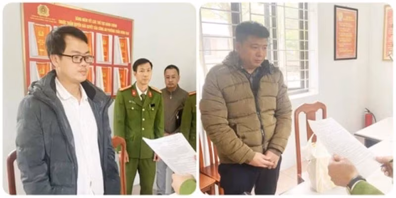 2 đối tượng nghe đọc Quyết định khởi tố vụ án, khởi tố bị can, lệnh bắt bị can và lệnh khám xét chỗ ở. (Ảnh: Công an cung cấp)