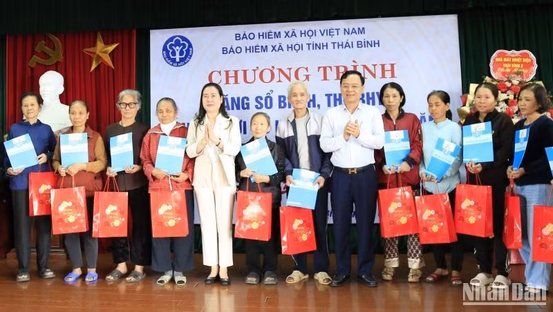 Việc trao tặng thẻ bảo hiểm y tế và sổ bảo hiểm xã hội cho người khó khăn trên địa bàn tỉnh Thái Bình thể hiện tính nhân văn của Đảng, Nhà nước, sự quan tâm của các cấp, các ngành trên địa bàn tỉnh. Việc trao tặng thẻ bảo hiểm y tế và sổ bảo hiểm xã hội cho người khó khăn trên địa bàn tỉnh Thái Bình thể hiện tính nhân văn của Đảng, Nhà nước, sự quan tâm của các cấp, các ngành trên địa bàn tỉnh.