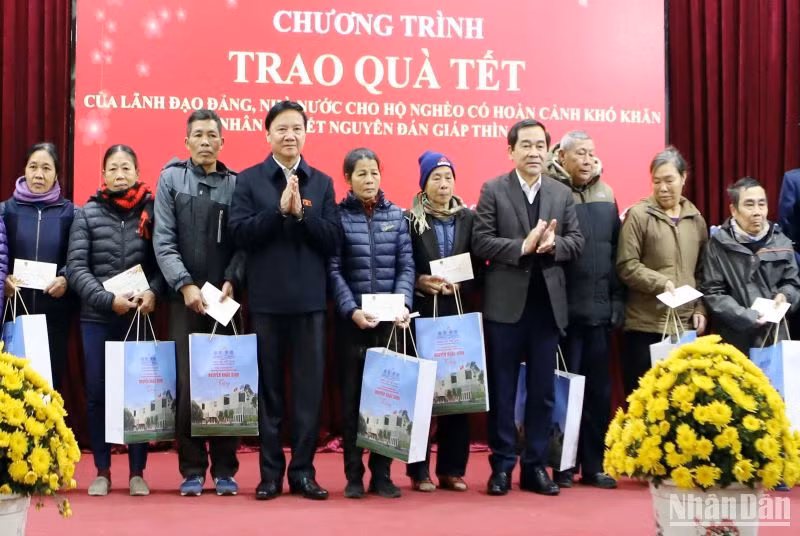 Phó Chủ tịch Quốc hội trao quà Tết cho người có hoàn cảnh khó khăn huyện Vũ Thư (tỉnh Thái Bình). Phó Chủ tịch Quốc hội trao quà Tết cho người có hoàn cảnh khó khăn huyện Vũ Thư (tỉnh Thái Bình).