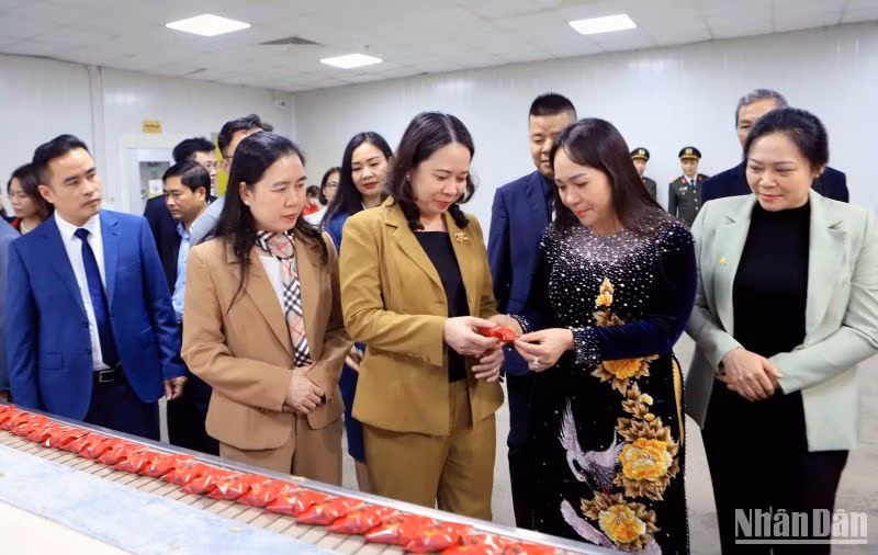 Phó Chủ tịch nước Võ Thị Ánh Xuân thăm dây chuyền sản xuất bánh kẹo của Công ty cổ phần quốc tế Bảo Hưng. Phó Chủ tịch nước Võ Thị Ánh Xuân thăm dây chuyền sản xuất bánh kẹo của Công ty cổ phần quốc tế Bảo Hưng.