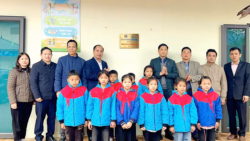 Các đại biểu thực hiện nghi lễ gắn biển công trình thư viện tại Trường Phổ thông dân tộc bán trú Tiểu học Ngam La. (Ảnh NFVC)