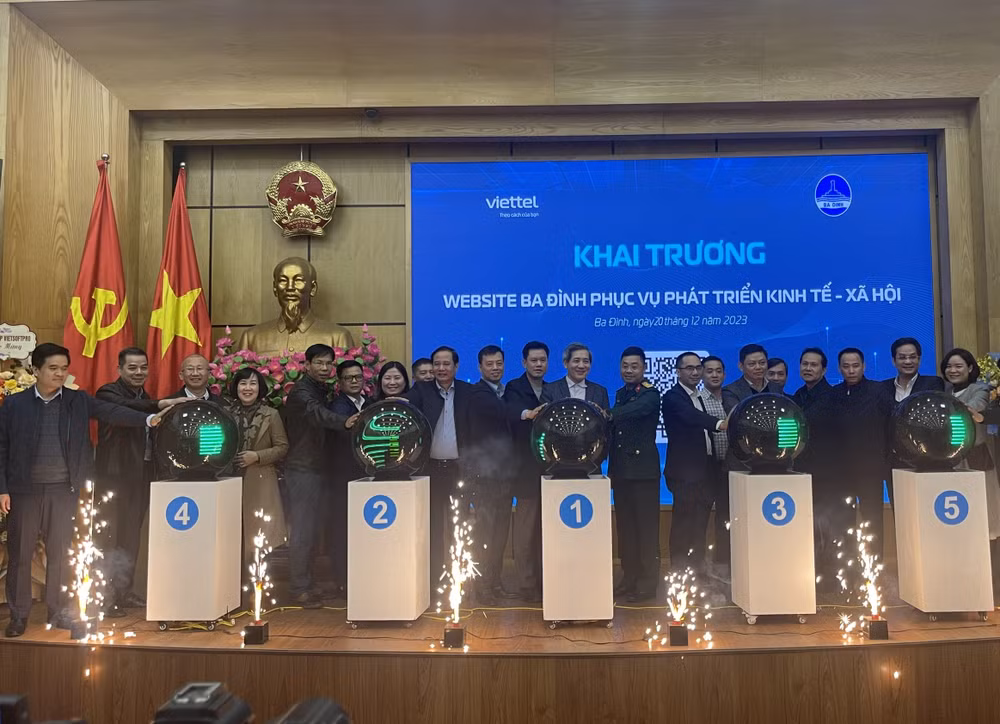 Các đại biểu khai trương cổng thông tin. 