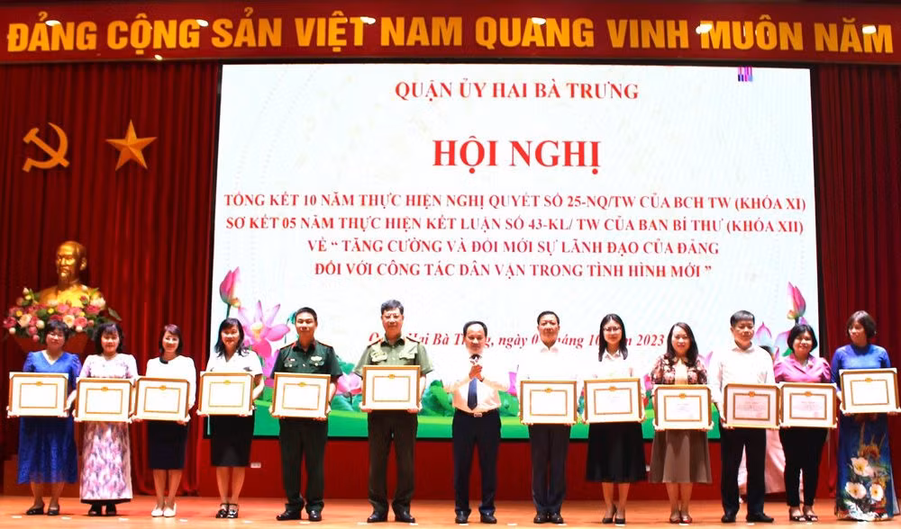 Khen thưởng các tập thể.