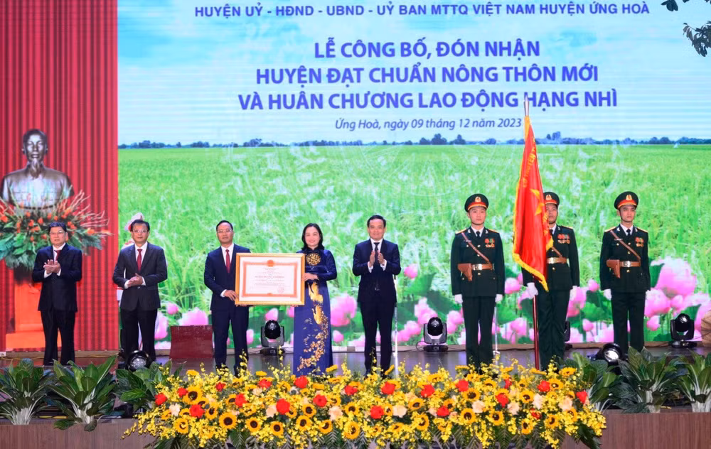 Phó Thủ tướng Chính phủ Trần Lưu Quang trao Huân chương Lao động hạng Nhì cho huyện Ứng Hòa. 