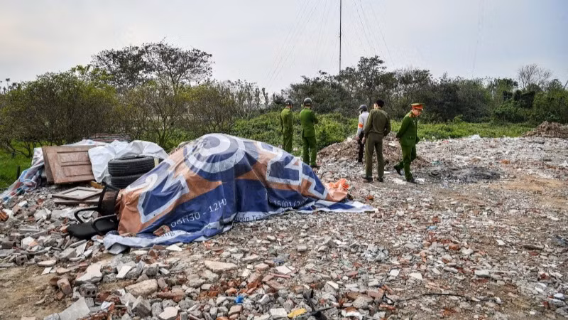 Lực lượng chức năng xã Tân Triều, huyện Thanh Trì kiểm tra, xử lý hành vi đổ trộm phế thải xây dựng trên đất nông nghiệp. 