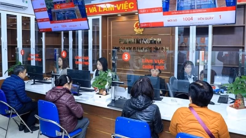 Người dân đến giải quyết thủ tục hành chính tại Trung tâm phục vụ hành chính công số 1 quận Đống Đa. 