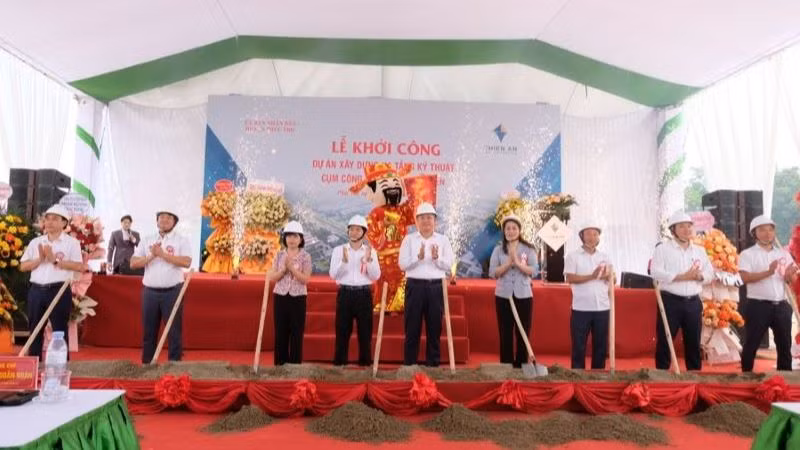 Các đại biểu tham gia lễ khởi công. 