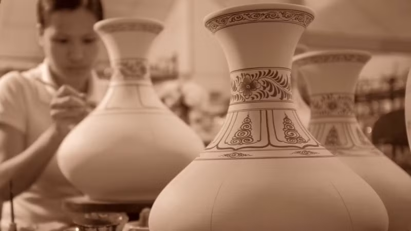 Sản xuất tại làng Gốm Bát Tràng. 