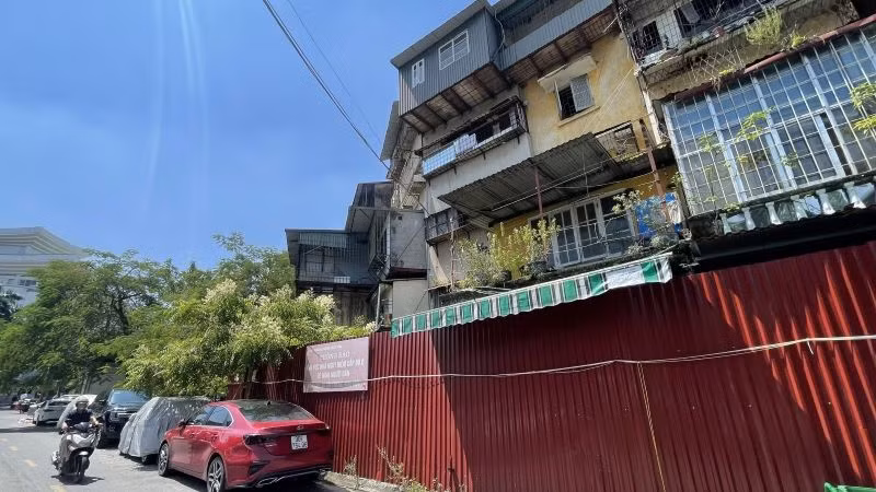 Nhiều chung cư cũ chậm được cải tạo, xây dựng lại. 