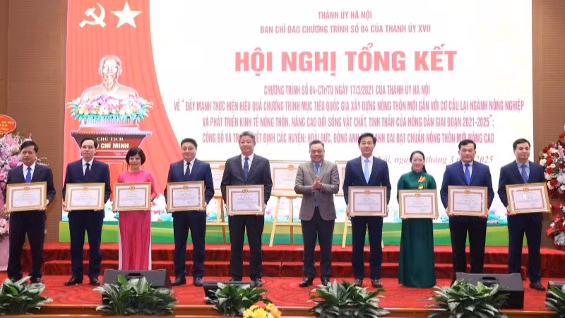 Chủ tịch Ủy ban nhân dân thành phố Hà Nội Trần Sỹ Thanh trao Bằng khen của Ban Thường vụ Thành ủy tặng các tập thể và cá nhân có thành tích xuất sắc. 