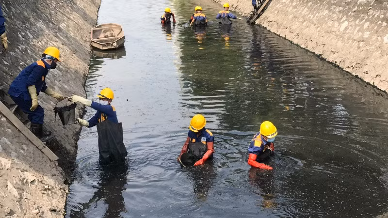 Công nhân Công ty Thoát nước Hà Nội thường xuyên nạo vét các dòng sông.