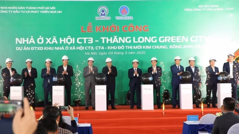 Các đại biểu khởi công dự án. 