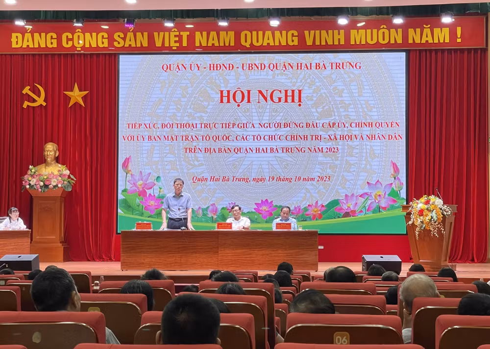 Lãnh đạo UBND quận Hai Bà Trưng trả lời ý kiến cử tri. 