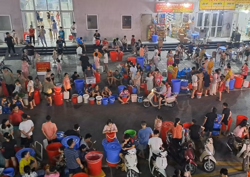 Người dân xếp hàng chờ lấy nước sinh hoạt. 