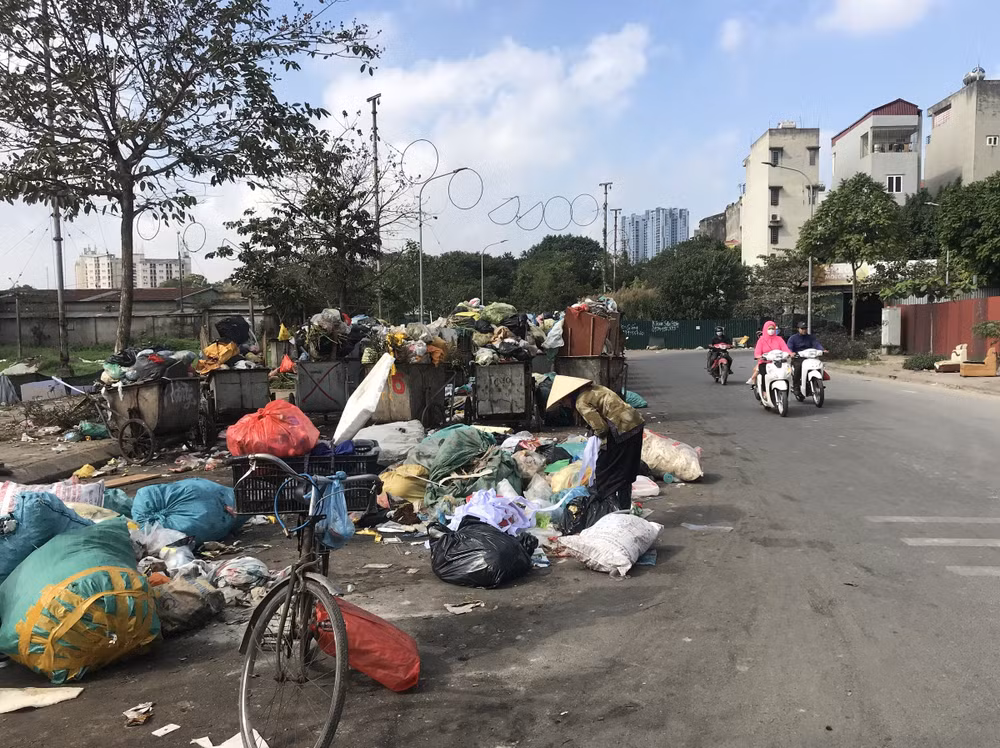 Rác thải ùn ứ tại huyện Thanh Trì. 
