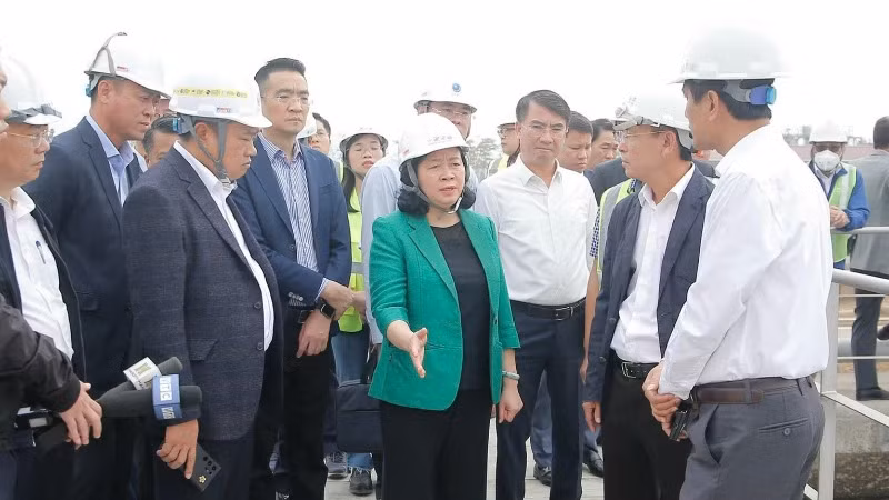 Bí thư Thành ủy Hà Nội Bùi Thị Minh Hoài, Chủ tịch thành phố Hà Nội Trần Sỹ Thanh kiểm tra tại Dự án hệ thống xử lý nước thải Yên Xá. 