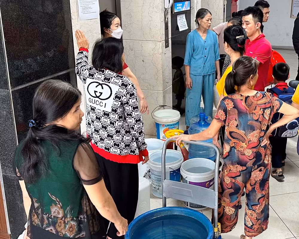 Người dân Khu đô thị Thanh Hà lấy nước sạch. 