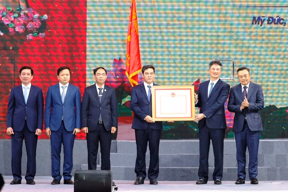 Chủ tịch Ủy ban nhân dân thành phố Hà Nội Trần Sỹ Thanh trao Bằng công nhận huyện Mỹ Đức đạt chuẩn nông thôn mới.