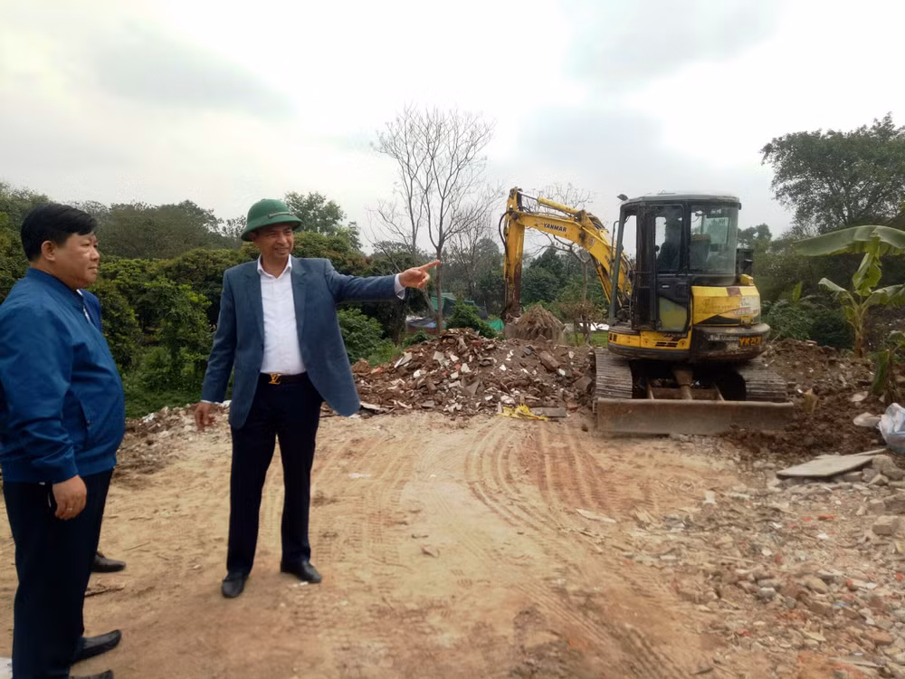 Lực lượng chức năng xử lý vi phạm. 