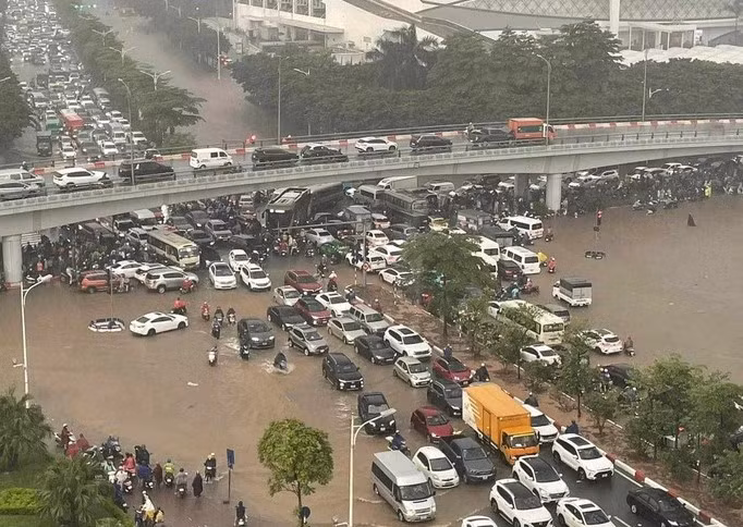 Ngập sâu tại ngã tư Cổ Linh - Đàm Quang Trung. 