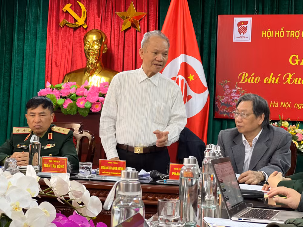 Chủ tịch Hội Hỗ trợ gia đình liệt sĩ Việt Nam, Trung tướng Hoàng Khánh Hưng chia sẻ thông tin tại buổi họp báo. 