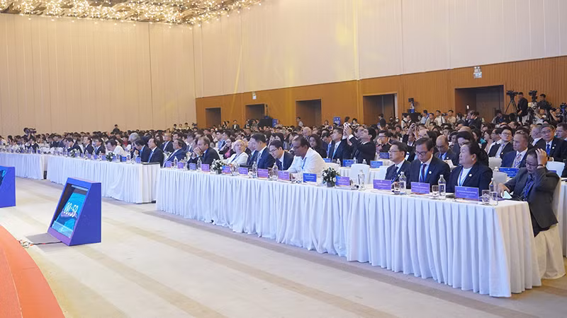 Thủ tướng Phạm Minh Chính và các đại biểu tham dự Diễn đàn Kinh tế Thành phố Hồ Chí Minh lần thứ 5