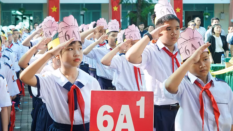 Trong không khí trang nghiêm, lễ chào cờ bắt đầu năm học mới tại trường trung học cơ sở Lê Thành Công. Trong không khí trang nghiêm, lễ chào cờ bắt đầu năm học mới tại trường trung học cơ sở Lê Thành Công.
