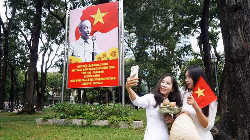 Cờ hoa, áp phích được treo nhiều tại công viên 30/4 trước cổng Dinh Thống Nhất được giới trẻ "check in" lưu lại những khoảng khắc đáng nhớ của ngày Tết Độc lập.