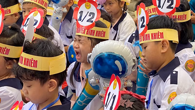 Khối lớp 1 bước vào năm học đầu tiên với nhiều bỡ ngỡ. Nhiều em đã òa khóc ngay trong lễ tựu trường. Trong ảnh, những học sinh mới của Trường tiểu học Nguyễn Bỉnh Khiêm, quận 1 bỡ ngỡ ngày đầu tới lớp. Khối lớp 1 bước vào năm học đầu tiên với nhiều bỡ ngỡ. Nhiều em đã òa khóc ngay trong lễ tựu trường. Trong ảnh, những học sinh mới của Trường tiểu học Nguyễn Bỉnh Khiêm, quận 1 bỡ ngỡ ngày đầu tới lớp.