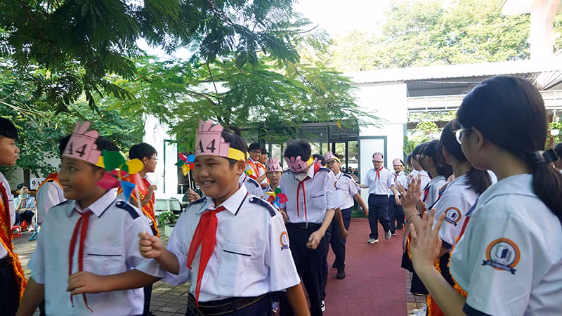 Cô và trò Trường trung học cơ sở Lê Thành Công hân hoan chào đón các em khối lớp 6 ngày tựu trường. Cô và trò Trường trung học cơ sở Lê Thành Công hân hoan chào đón các em khối lớp 6 ngày tựu trường.