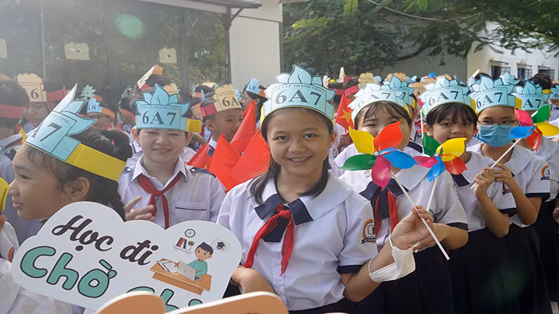 Làm kiểu với một slogan dễ thương của các học trò Trường trung học cơ sở Lê Thành Công. Làm kiểu với một slogan dễ thương của các học trò Trường trung học cơ sở Lê Thành Công.