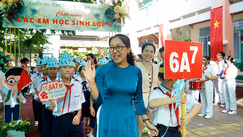 Cô và trò Trường Trung học cơ sở Lê Thành Công rạng ngời trong ngày tựu trường.
