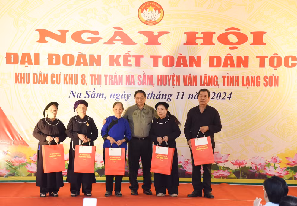 Thủ tướng Phạm Minh Chính tặng quà một số hộ gia đình chính sách trên địa bàn Khu 8, thị trấn Na Sầm, huyện Văn Lãng.