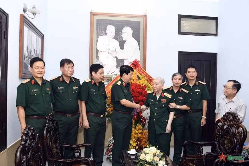 Đại tướng Lương Cường, Thiếu tướng Nguyễn Văn Gấu, Thượng tướng Đỗ Căn và lãnh đạo các cơ quan Tổng cục Chính trị QĐND Việt Nam chúc mừng sinh nhật lần thứ 100 của Đại tướng Nguyễn Quyết. (Ảnh: Báo Quân đội nhân dân)