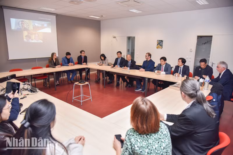 Đại sứ Đinh Toàn Thắng bày tỏ sự quan tâm tới chương trình giảng dạy của khoa có sinh viên Việt Nam đang theo học. (Ảnh: KHẢI HOÀN) Đại sứ Đinh Toàn Thắng bày tỏ sự quan tâm tới chương trình giảng dạy của khoa có sinh viên Việt Nam đang theo học. (Ảnh: KHẢI HOÀN)