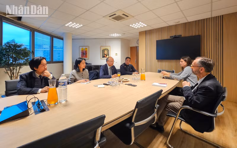 Đại sứ Đinh Toàn Thắng trao đổi với Thị trưởng thành phố Béziers Robert Ménard về các vấn đề giáo dục đại học, hợp tác kinh tế, giao lưu văn hóa và phát triển du lịch. (Ảnh: KHẢI HOÀN) Đại sứ Đinh Toàn Thắng trao đổi với Thị trưởng thành phố Béziers Robert Ménard về các vấn đề giáo dục đại học, hợp tác kinh tế, giao lưu văn hóa và phát triển du lịch. (Ảnh: KHẢI HOÀN)